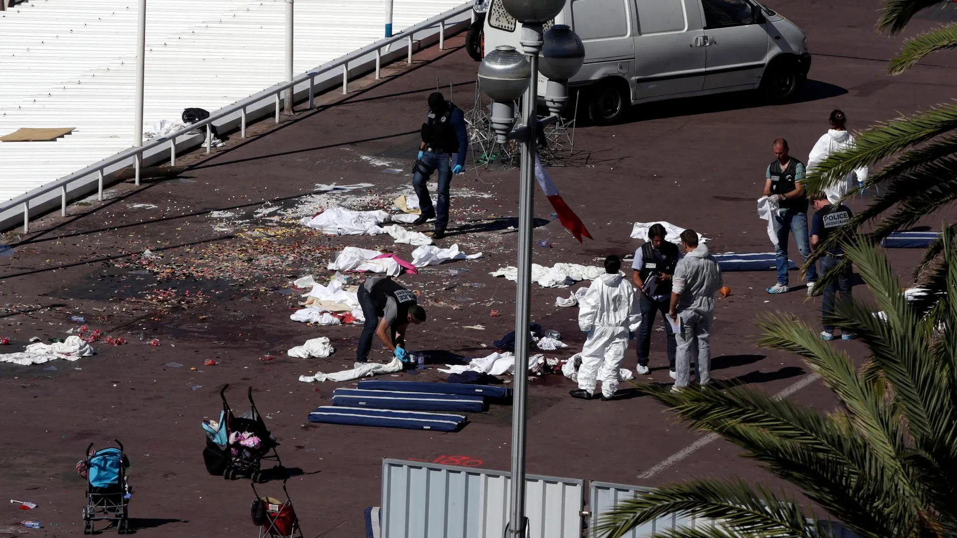 Un camión arrolló en el Paseo de los Ingleses de Niza a una multitud que presenciaba los fuegos artificiales de la fiesta nacional del 14 de Julio en 2016 / Foto: Efe