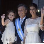 El nuevo presidente argentino, Mauricio Macri, junto a su esposa, Juliana Awada, y su hija Antonia en el balcón de la Casa Rosada en Buenos Aires