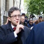 Jean-Luc Melenchon acude a votar en París