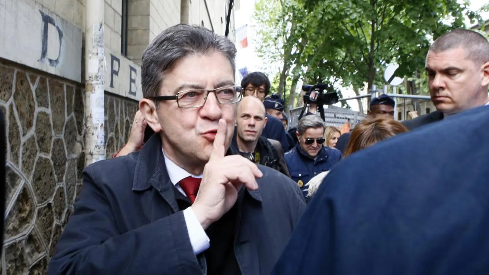 Jean-Luc Melenchon acude a votar en París