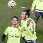 Gareth Bale golpea la pelota de cabeza en presencia de James durante el entrenamiento de ayer