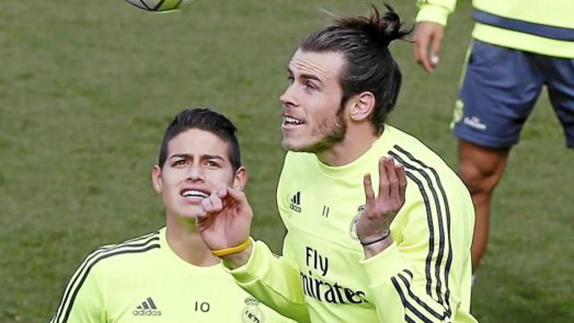 Gareth Bale golpea la pelota de cabeza en presencia de James durante el entrenamiento de ayer