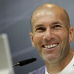 El entrenador del Real Madrid, Zinedine Zidane, durante la rueda de prensa ofrecida tras el entrenamiento que ha realizado hoy la plantilla en Valdebebas
