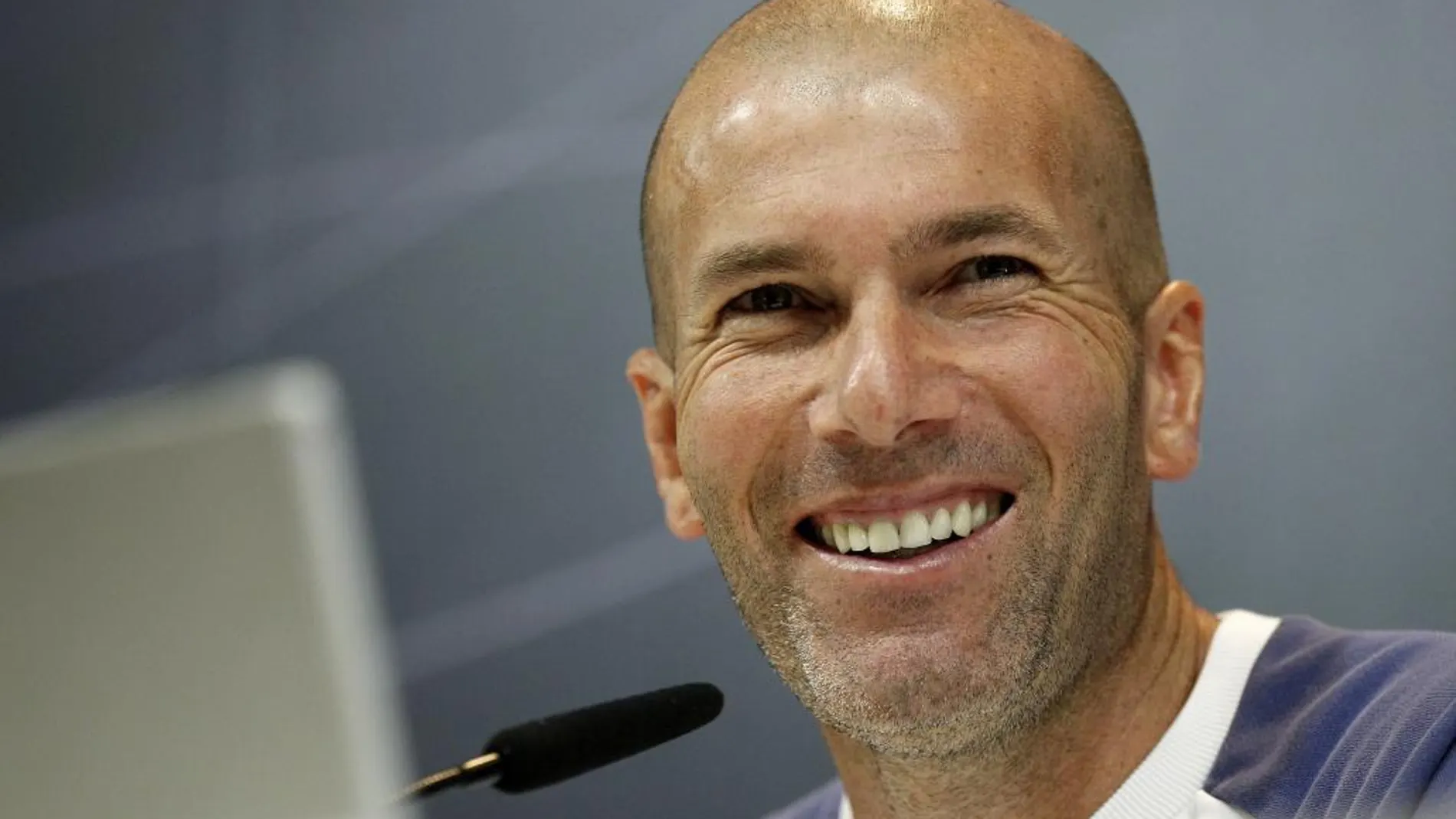 El entrenador del Real Madrid, Zinedine Zidane, durante la rueda de prensa ofrecida tras el entrenamiento que ha realizado hoy la plantilla en Valdebebas