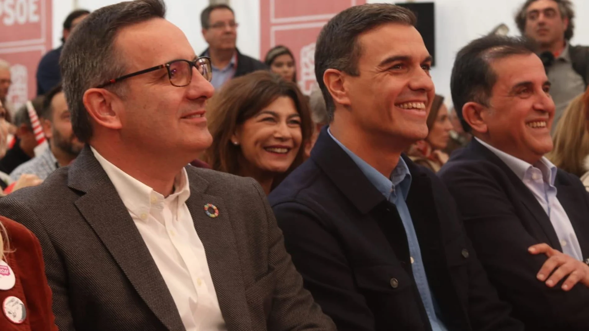 Pedro Sánchez estuvo ayer en Murcia acompañado de Diego Conesa, el candidato a presidir el Ayuntamiento de la capital, José Antonio Serrano y otros líderes del PSRM. LA RAZÓN