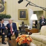 ALIADO ASIÁTICO. El presidente de EE UU, Donald Trump, saluda al primer ministro nipón, Shinzo Abe, ayer, en el Despacho Oval