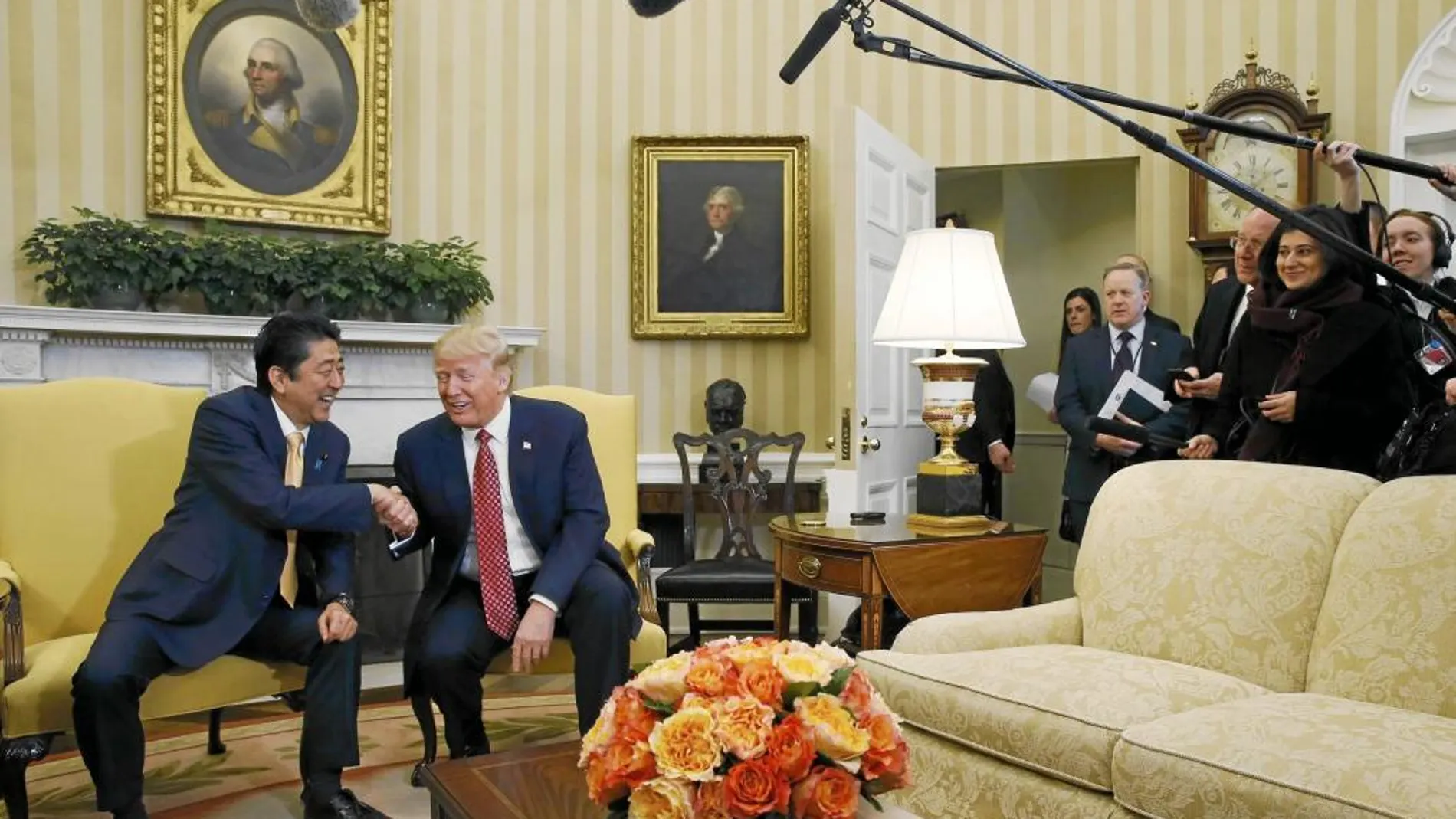ALIADO ASIÁTICO. El presidente de EE UU, Donald Trump, saluda al primer ministro nipón, Shinzo Abe, ayer, en el Despacho Oval