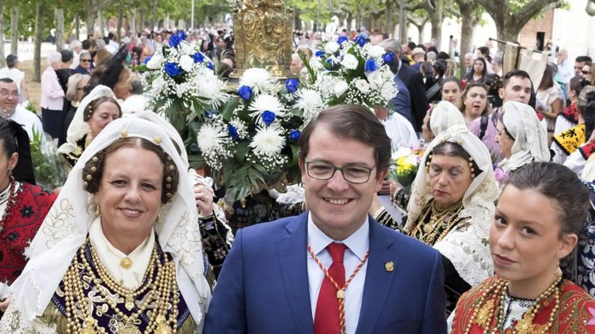 El alcalde, Alfonso Fernández Mañueco, en la ofrenda floral a la Virgen de la Vega
