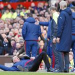 Van Gaal la lió en Old Trafford ante la mirada atónita de Arsene Wenger