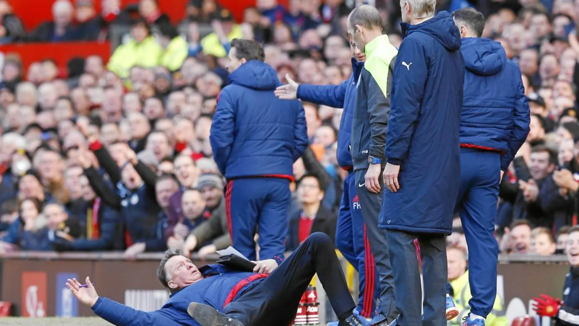 Van Gaal la lió en Old Trafford ante la mirada atónita de Arsene Wenger