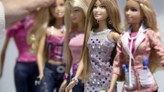 Un anuncio de Barbie rompe moldes con un niño que juega con muñecas
