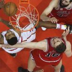 Kent Bazemore (24), Pau Gasol (16) y Nikola Mirotic (44) durante el encuentro.