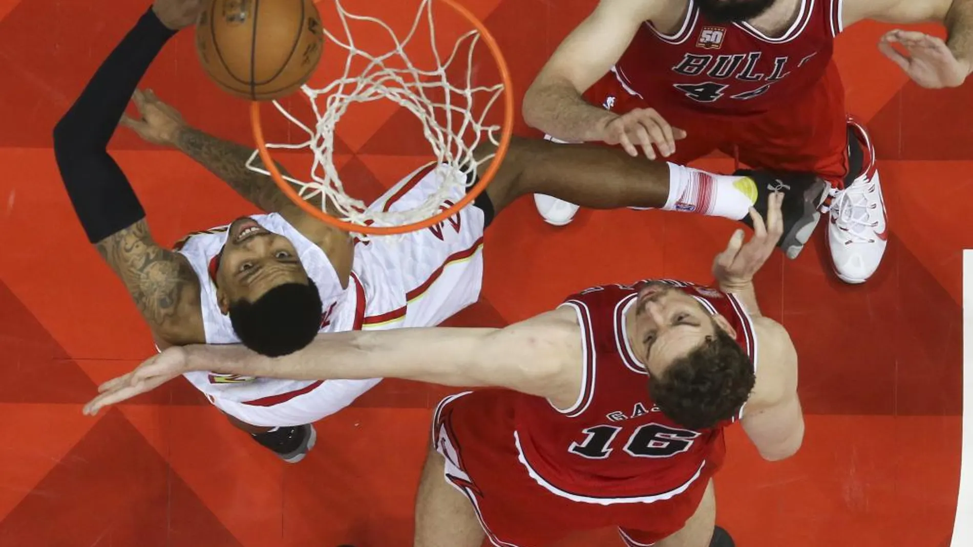 Kent Bazemore (24), Pau Gasol (16) y Nikola Mirotic (44) durante el encuentro.