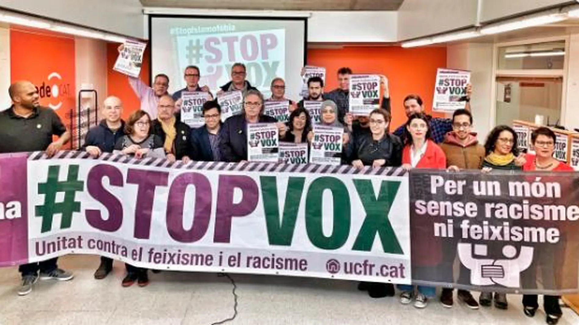 Pancarta #StopVox de los partidos que convocaron la manifestación