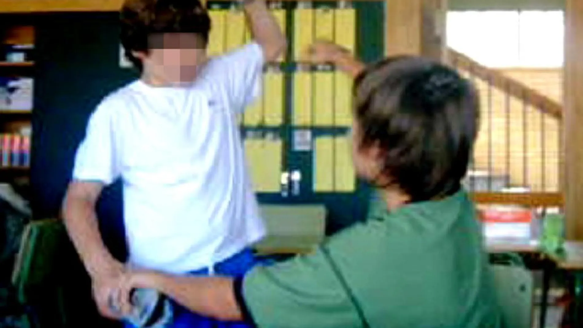 Imágen de archivo de televisión de un niño de 11 años que sufre "bullying"por parte de un compañero
