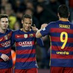 Neymar (C), Lionel Messi (I) y Luis Suarez (D), celebran tras marcar un gol