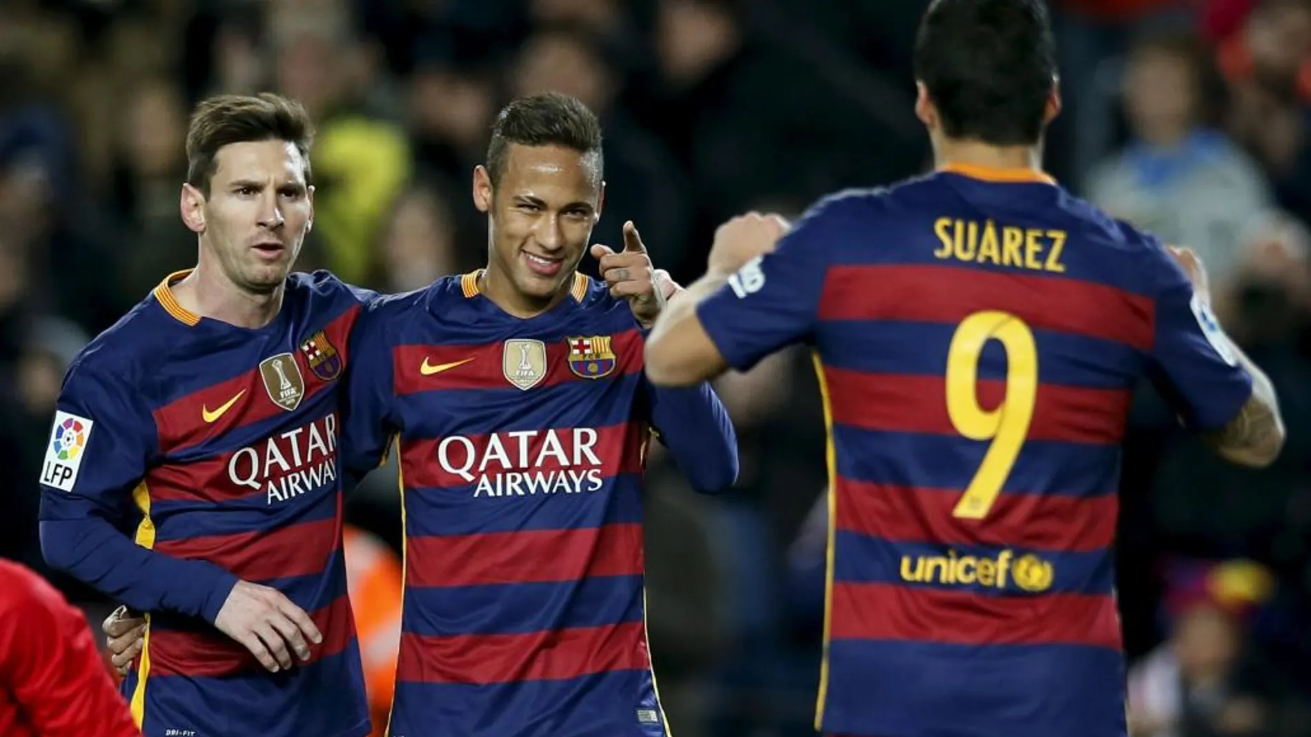 Neymar (C), Lionel Messi (I) y Luis Suarez (D), celebran tras marcar un gol