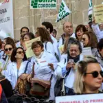  El PSOE afea a los médicos que protesten durante la campaña