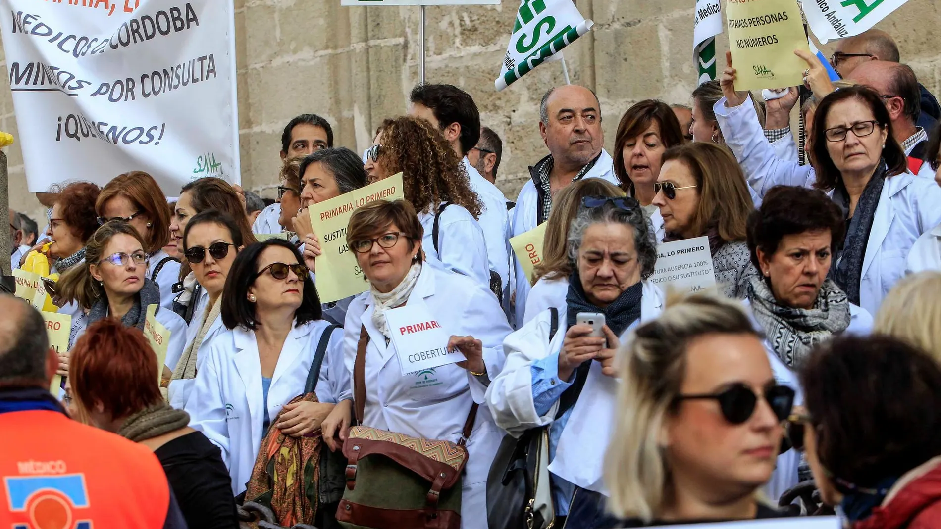 Protesta de médicos frente a la sede del Servicio Andaluz de Salud (SAS) en Sevilla / Foto: Manuel Olmedo
