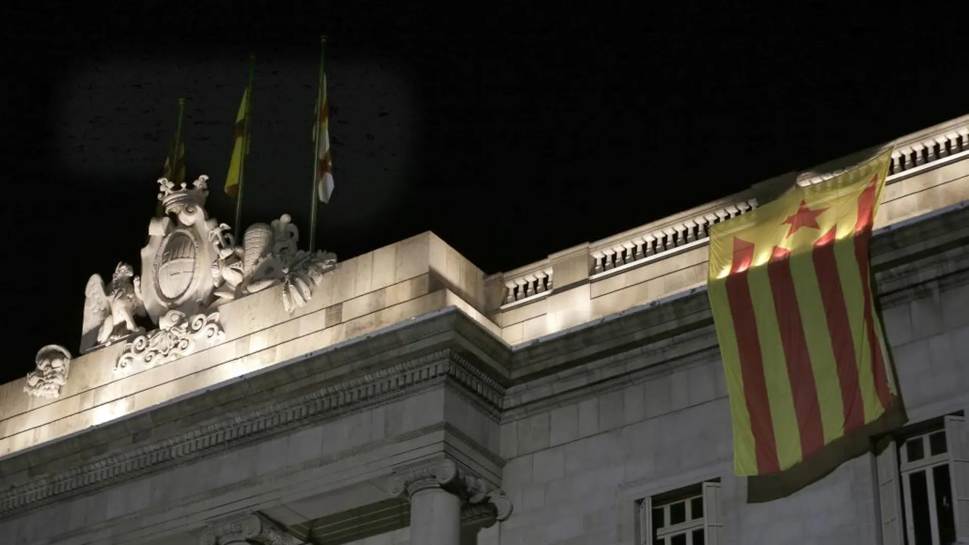 Una estelada colgada en la fachada de Ayuntamiento de Barcelona desde la azotea en solidaridad con la alcaldesa de Berga