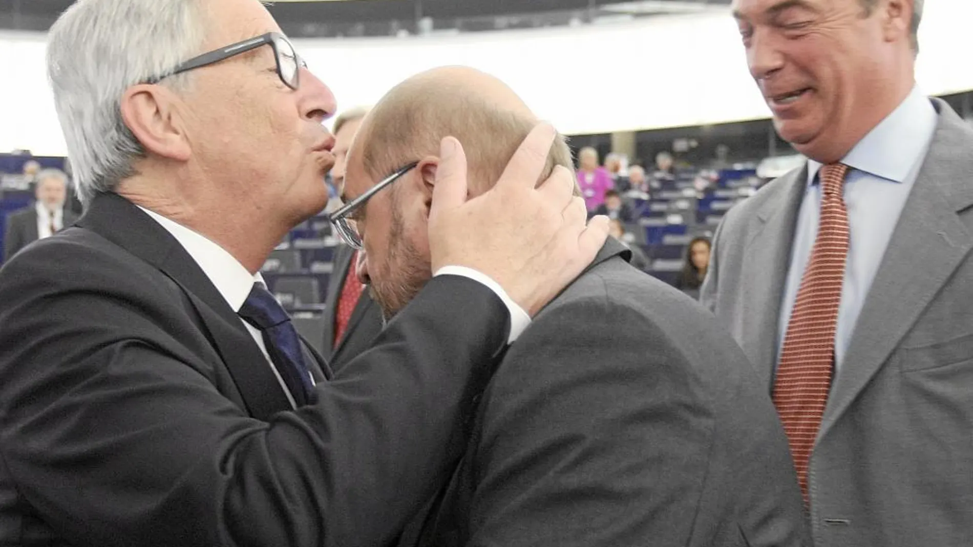 Juncker abraza al presidente de la Cámara ante la mirada del ultra inglés Nigel Farage