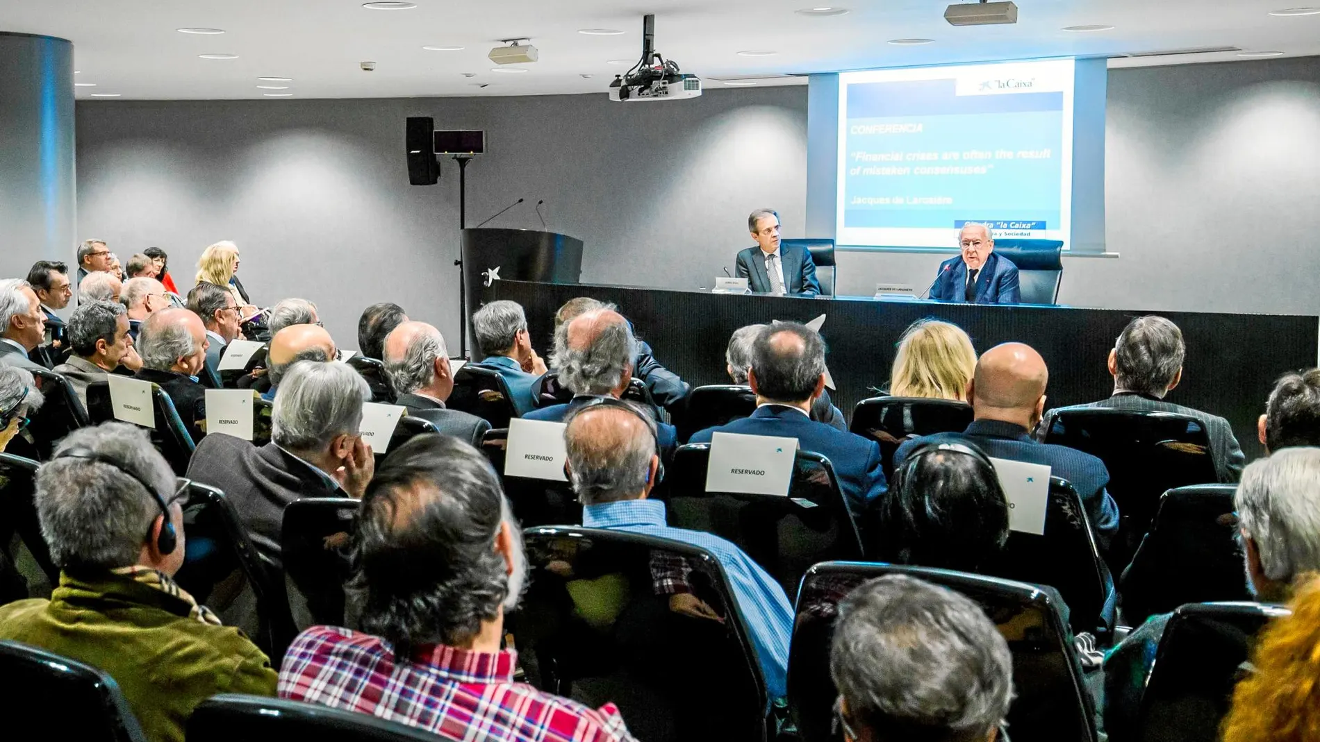 Jordi Gual, presidente de CaixaBank, junto a Jacques de Larosière