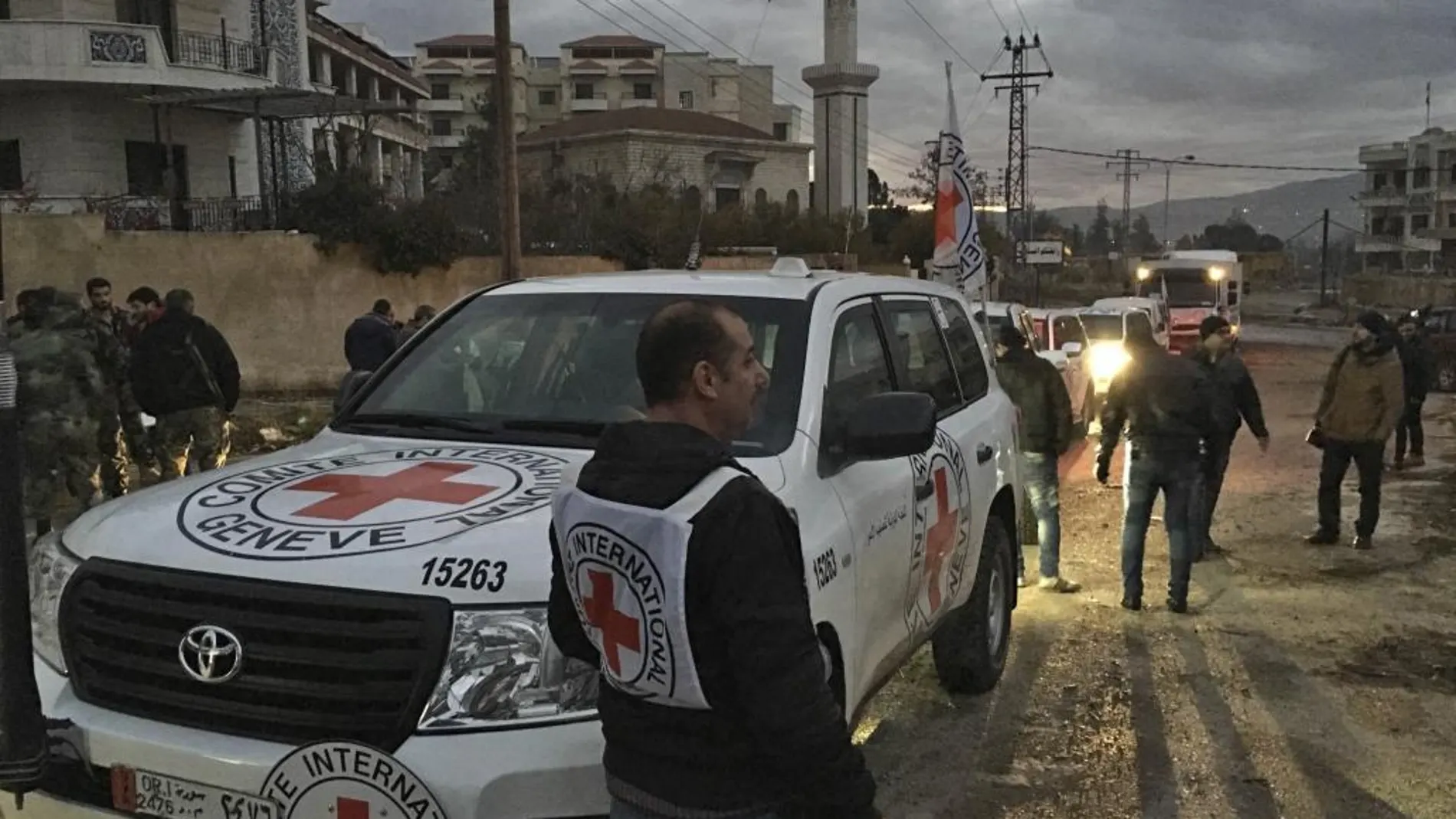 Fotografía facilitada por Cruz Roja Internacional que muestra un convoy de la Cruz Roja a su llegada a la sitiada localidad de Madaya (Siria).