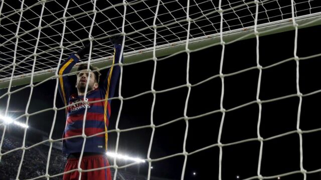 Piqué se colgó de la portería durante un momento del derbi