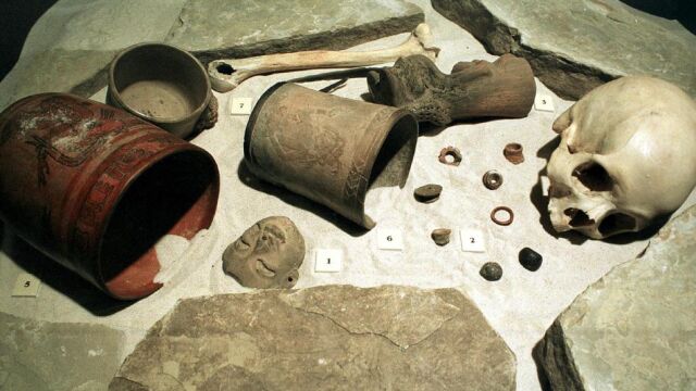 Restos de la civilización maya exhibidos en una exposición