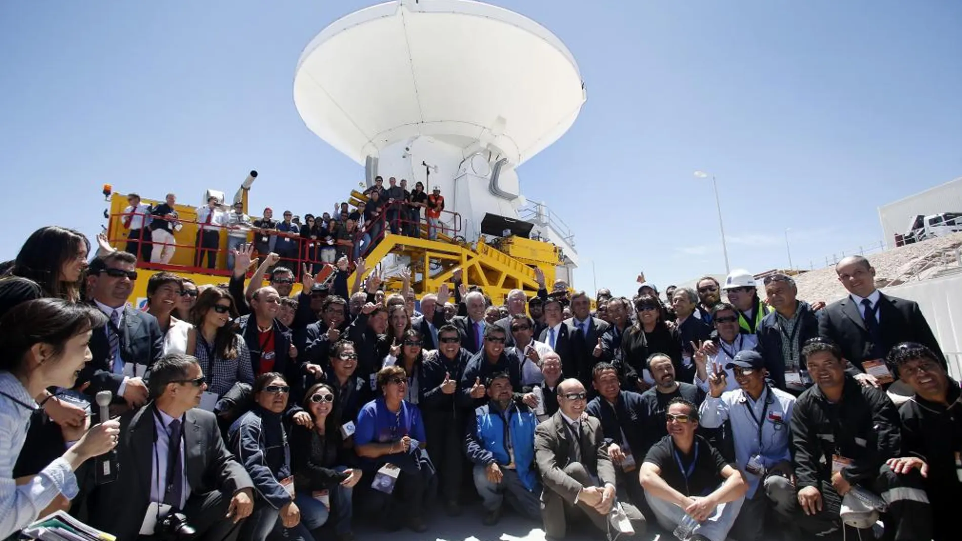 El presidente chileno posa con todos los trabajadores del observatorio Alma