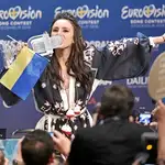 Jamala, ganadora de la 61º edición de Eurovisión festeja el triunfo con la bandera ucraniana