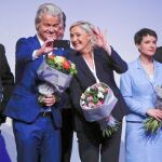 Los líderes de la extrema derecha europea se hacen un «selfie», durante su reunión de ayer en Coblenza, Alemania