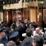 Trump saluda a sus seguidores a la salida de uno de sus edificios en Nueva York, ayer
