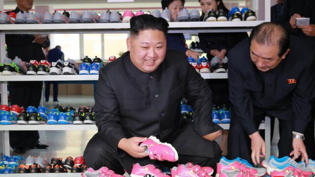 El líder norcoreano, Kim Jong-Un, visita una fábrica de zapatos en Pyongyang el pasado 19 de octubre