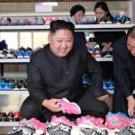 El líder norcoreano, Kim Jong-Un, visita una fábrica de zapatos en Pyongyang el pasado 19 de octubre