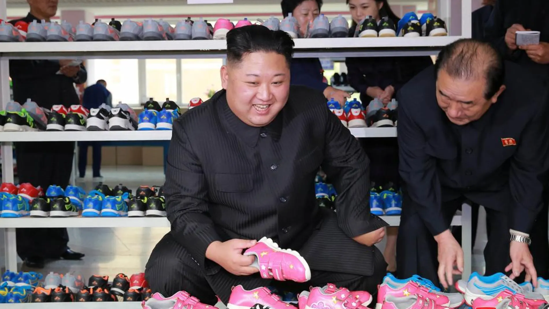 El líder norcoreano, Kim Jong-Un, visita una fábrica de zapatos en Pyongyang el pasado 19 de octubre