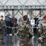 Soldados franceses a las puertas del Louvre