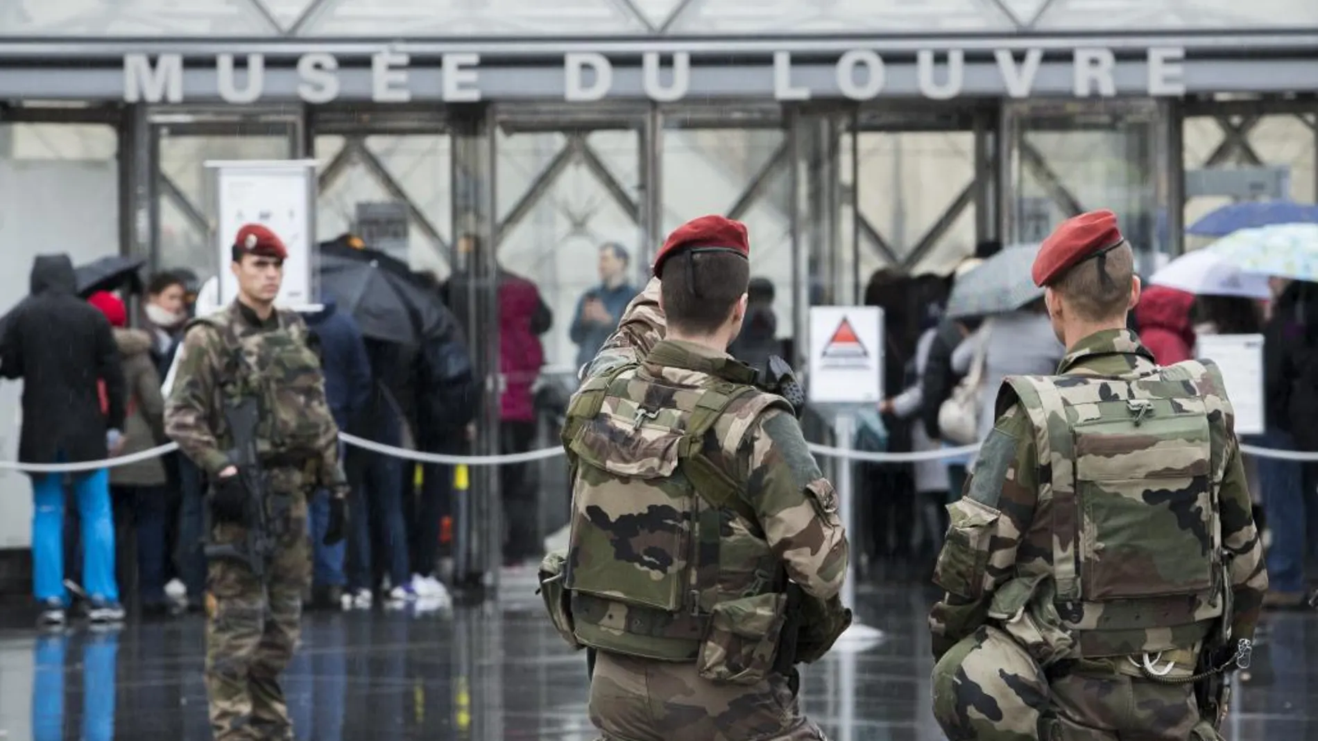 Soldados franceses a las puertas del Louvre