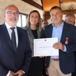 Virginia Barcones junto al subdelegado del Gobierno en Soria, Miguel Latorre, y el funcionario Javier Vinuesa, reconocido con la Medalla de Bronce al Mérito de Instituciones Penitenciarias