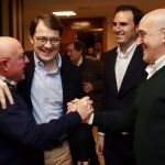 El presidente del PP de Castilla y León, Alfonso Fernández Mañueco, saluda Jesús Julio Carnero, Guzmán Gómez y un simpatizante