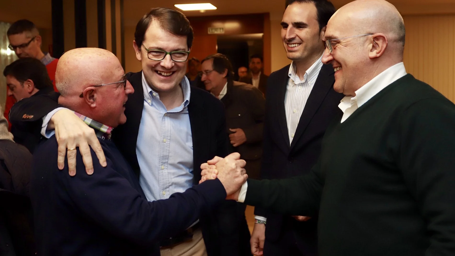 El presidente del PP de Castilla y León, Alfonso Fernández Mañueco, saluda Jesús Julio Carnero, Guzmán Gómez y un simpatizante