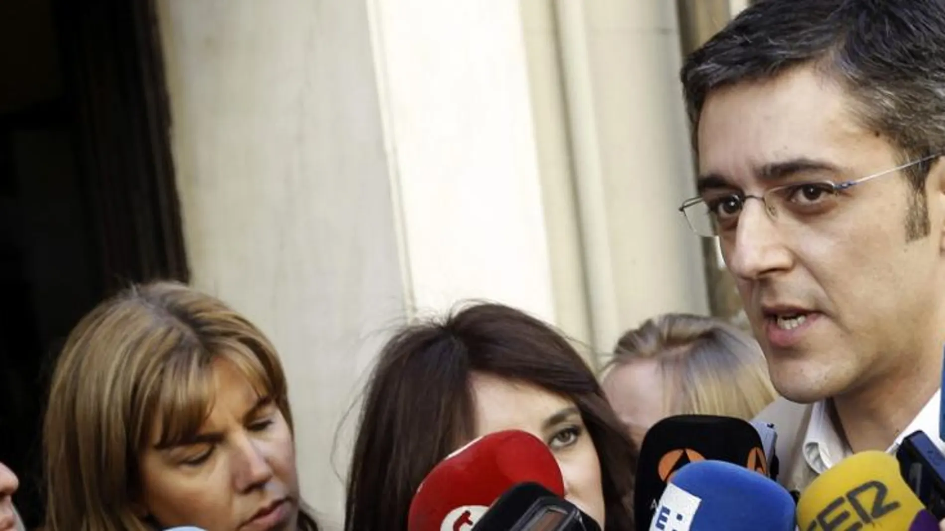 El secretario general del grupo socialista en el Congreso, Eduardo Madina, durante las declaraciones que ha realizado hoy a los medios antes de asistir a la reunión de la Ejecutiva Federal del PSOE.