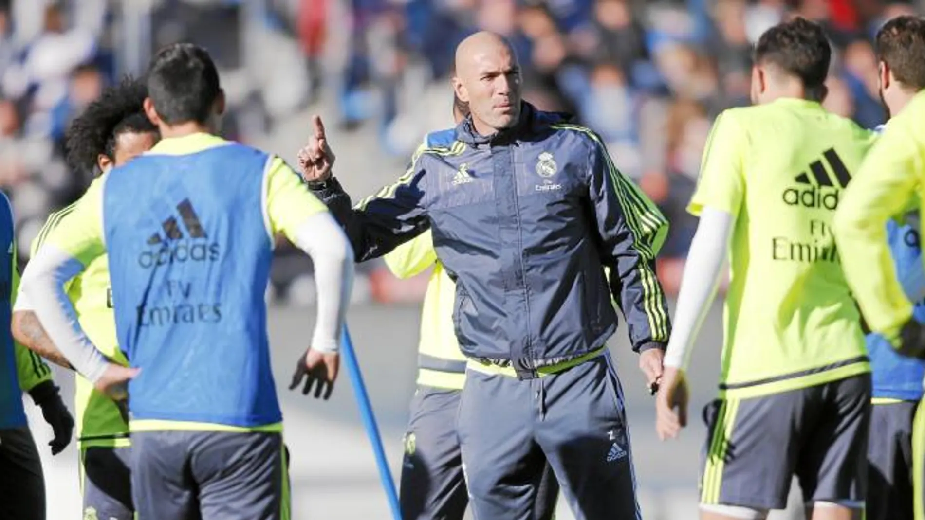 El nuevo técnico del Real Madrid da órdenes a sus futbolistas el primer día de trabajo en Valdebebas