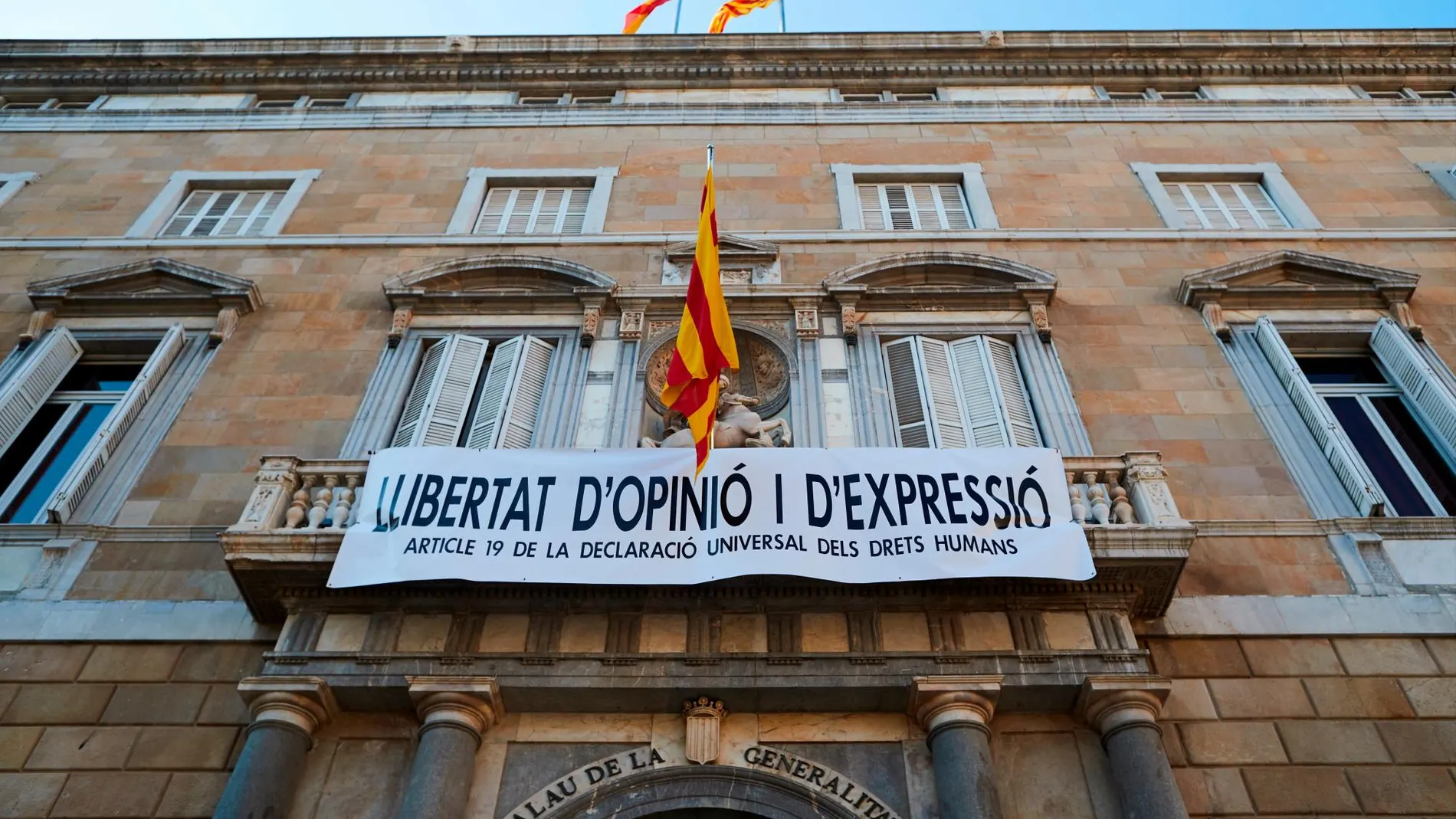 Nueva pancarta colgada en el balcón del Palau de la Generalitat / Foto: Efe. Alejandro García