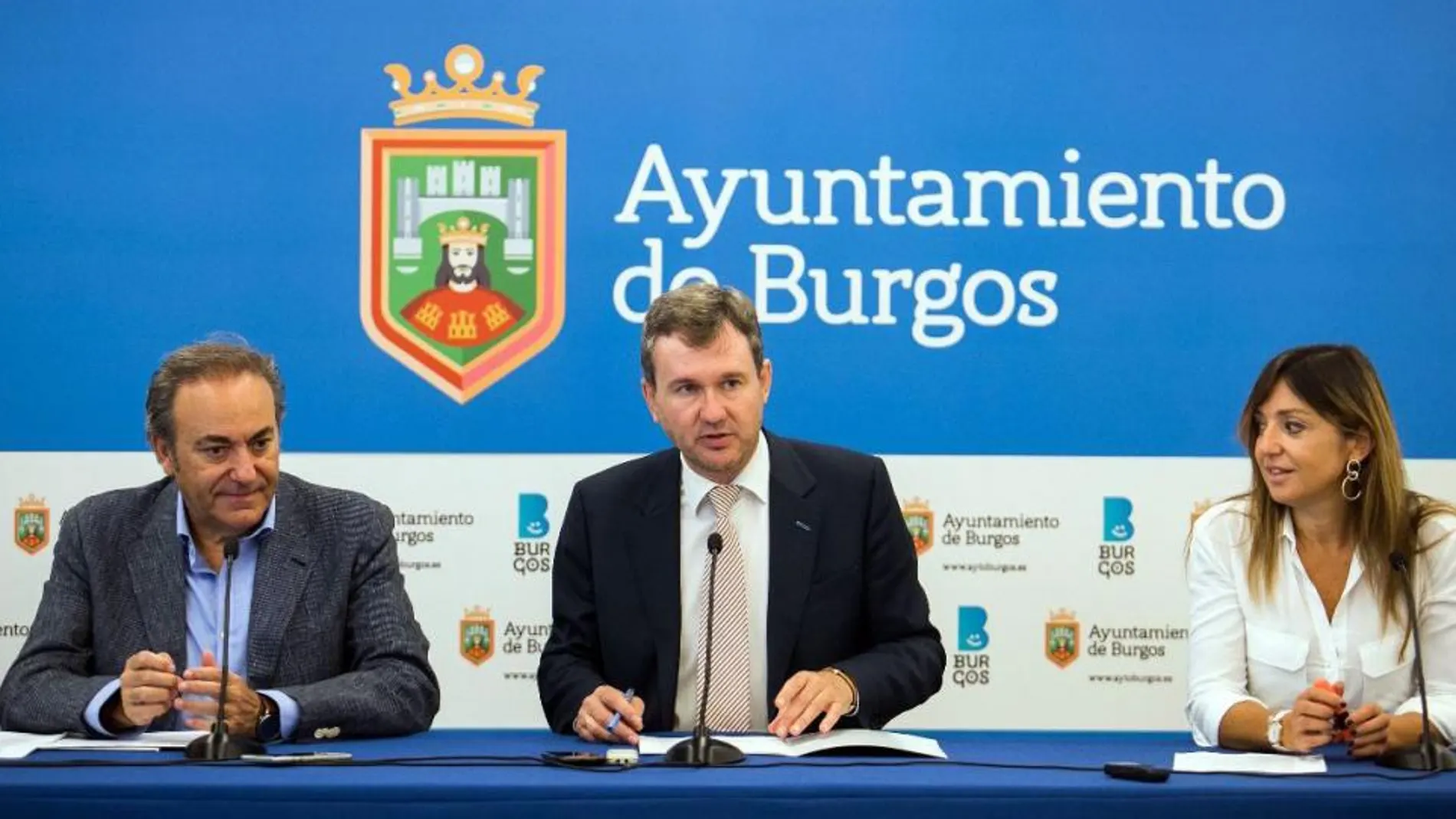 El alcalde de Burgos, Javier Lacalle, presenta la edición acompañado por Carolina Blasco y José Barrena