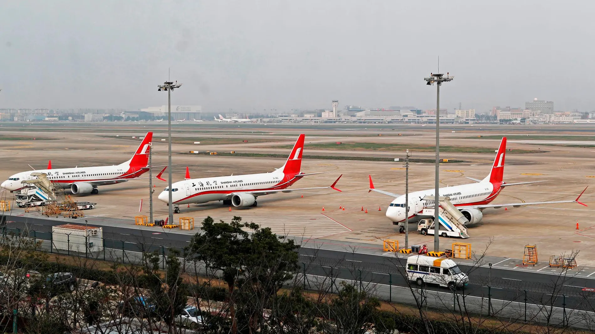 Vista de tres aviones de pasajeros modelo Boeing 737 Max 8 en el aeropuerto de Shangai