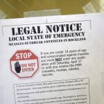 Un cartel que explica el estado local de emergencia debido a un brote de sarampión en el Departamento de Salud del Condado de Rockland en Pomona, N.Y.