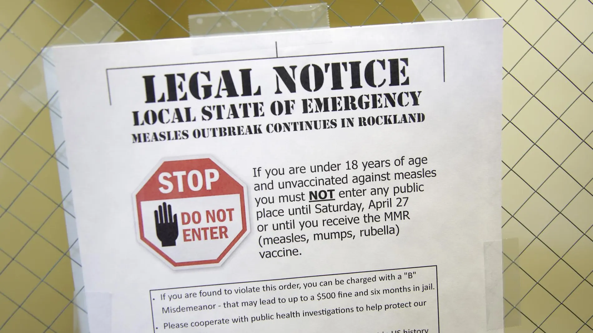 Un cartel que explica el estado local de emergencia debido a un brote de sarampión en el Departamento de Salud del Condado de Rockland en Pomona, N.Y.
