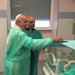El Papa junto a una de las incubadoras