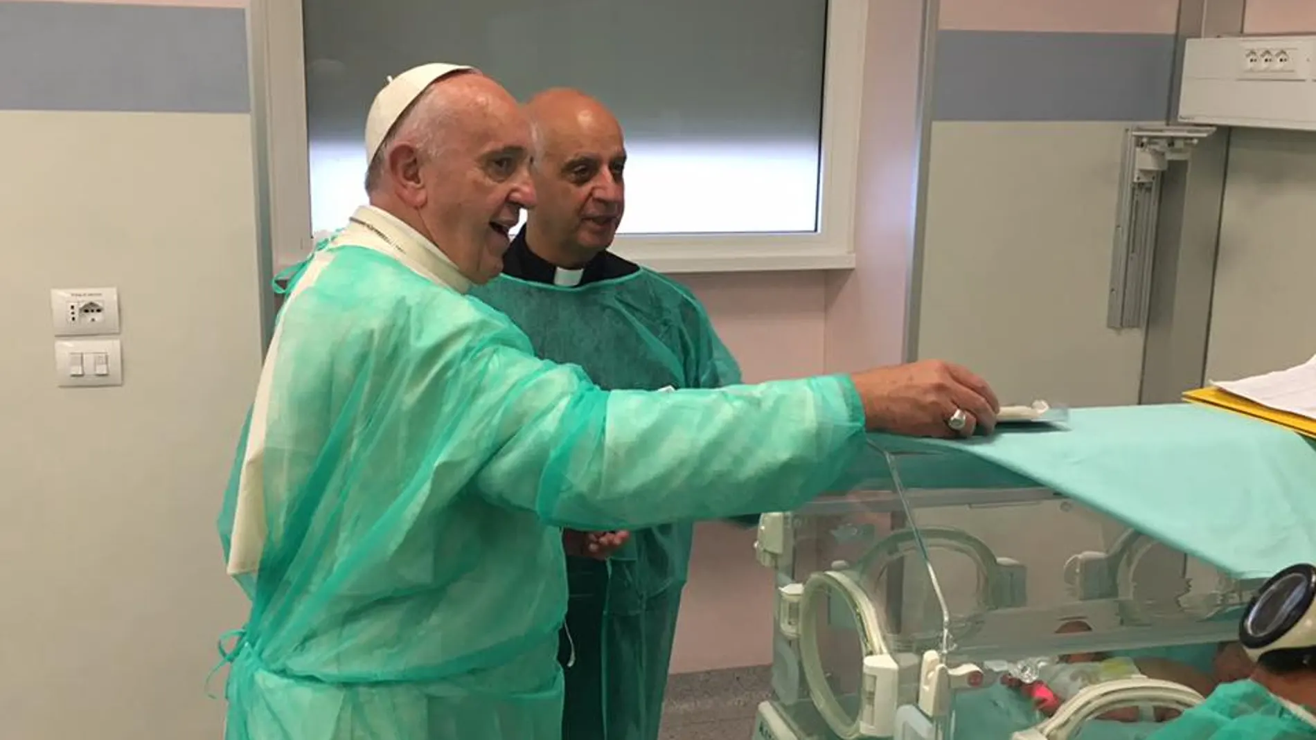 El Papa junto a una de las incubadoras